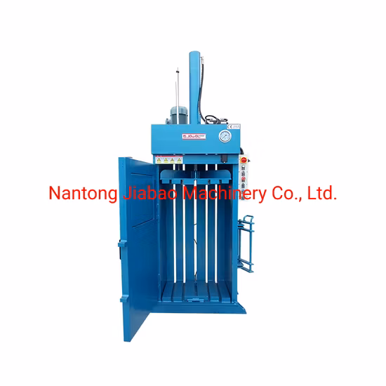 Presse à balles verticale en fibre pour petite machine à balles avec une capacité de mise en balles de 4 à 6 balles / heure